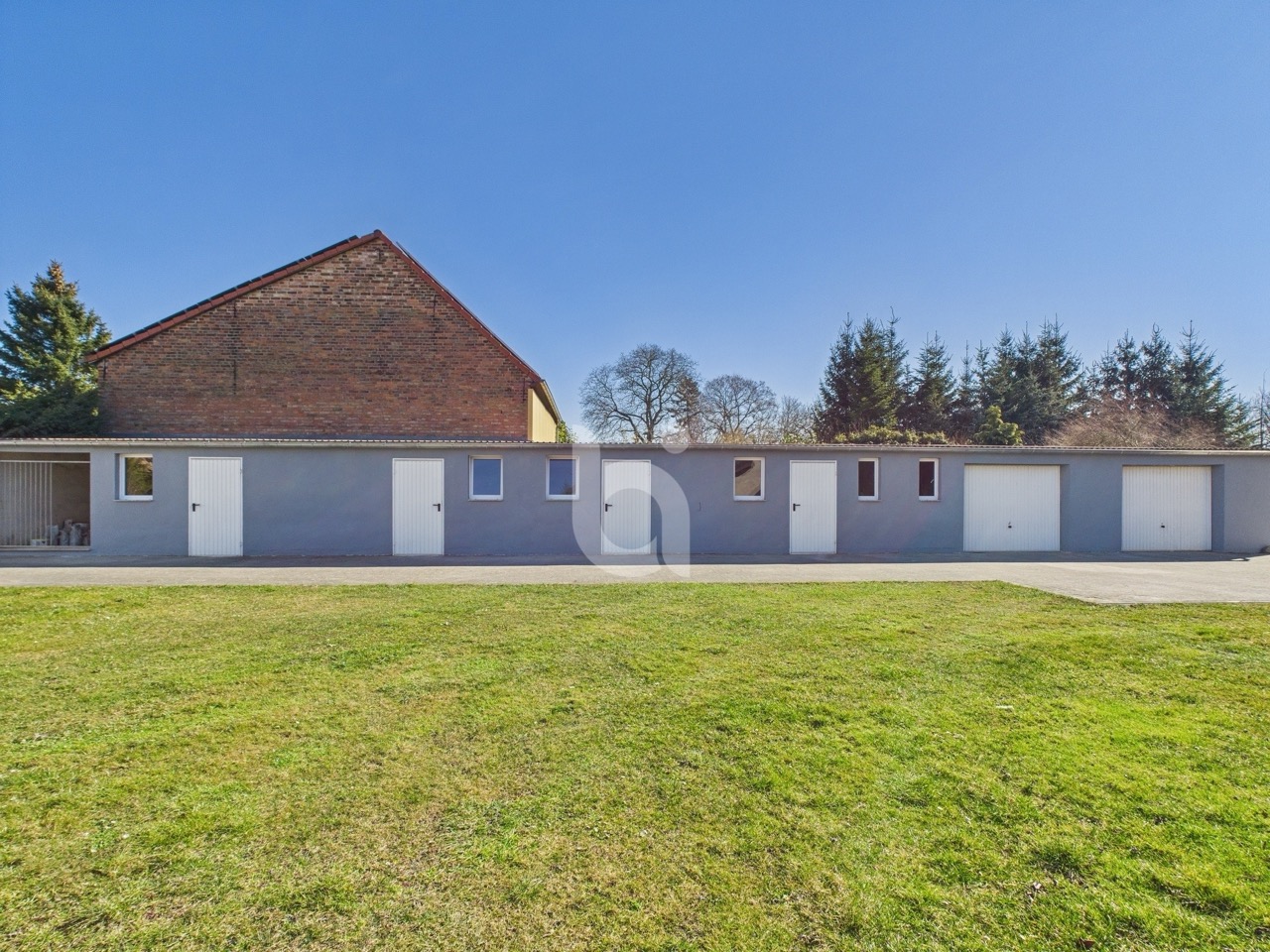 Nebengelass mit Carport)
