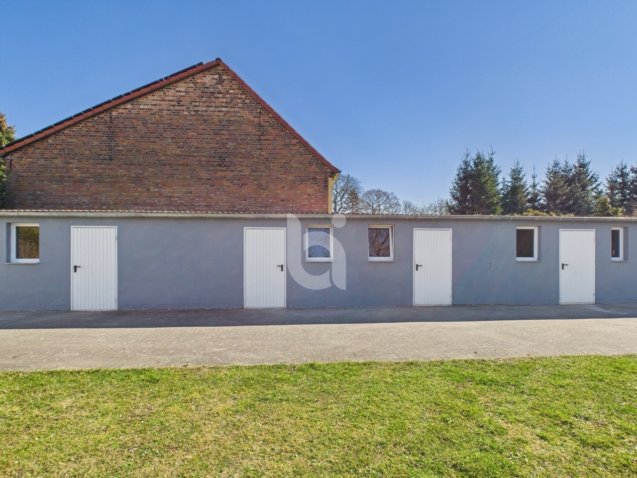 Nebengelass mit Garage 1)