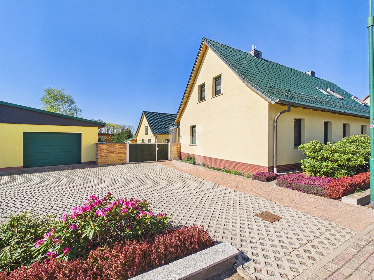 Fassadenbild (DHH+Auffahrt 1