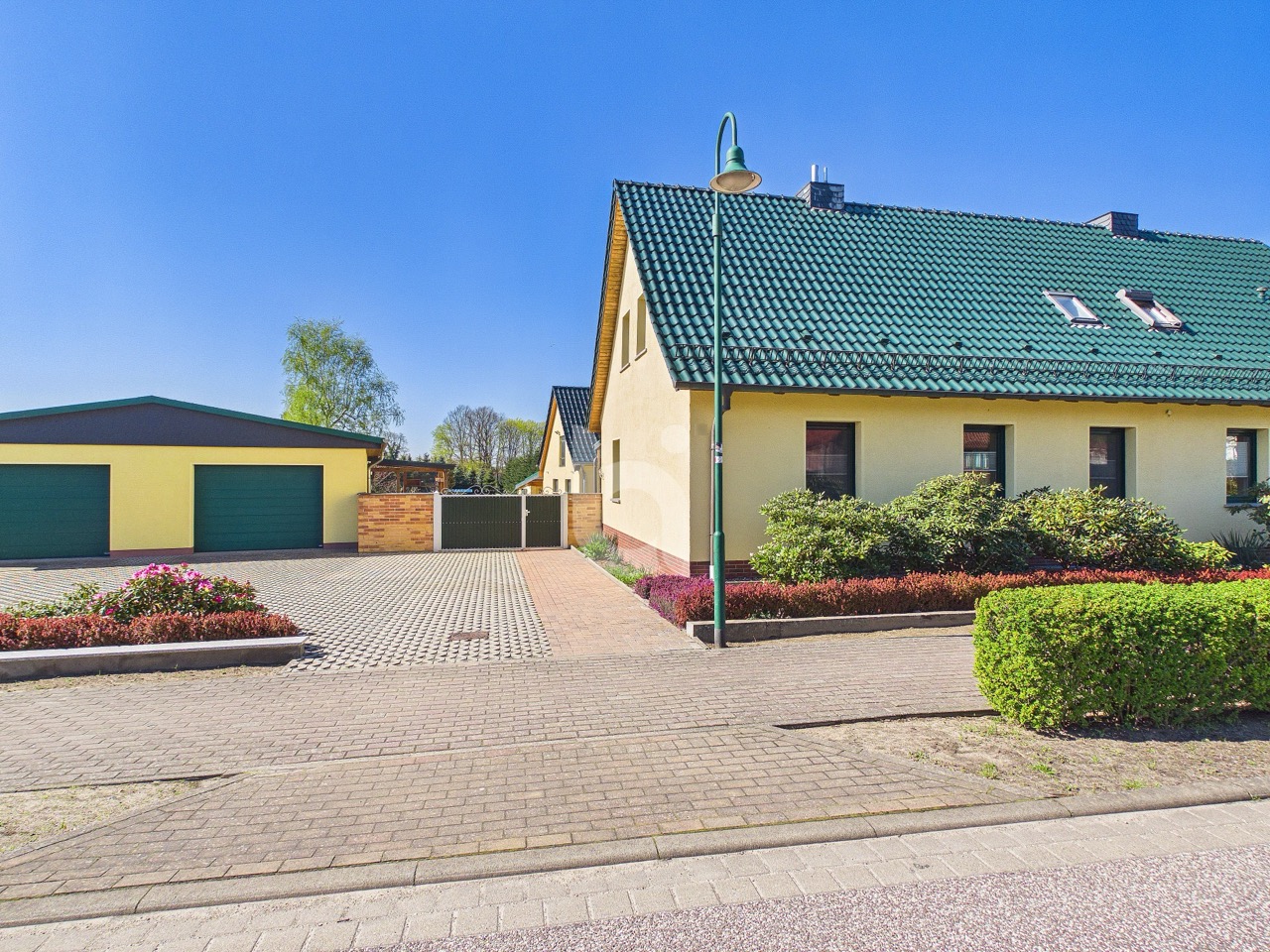 Fassadenbild (DHH+Auffahrt