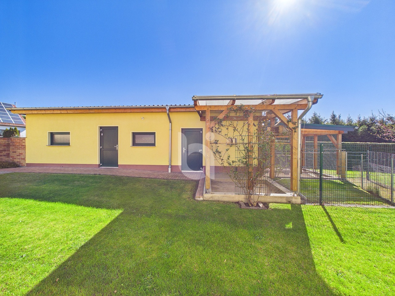 Grünareal + Garage