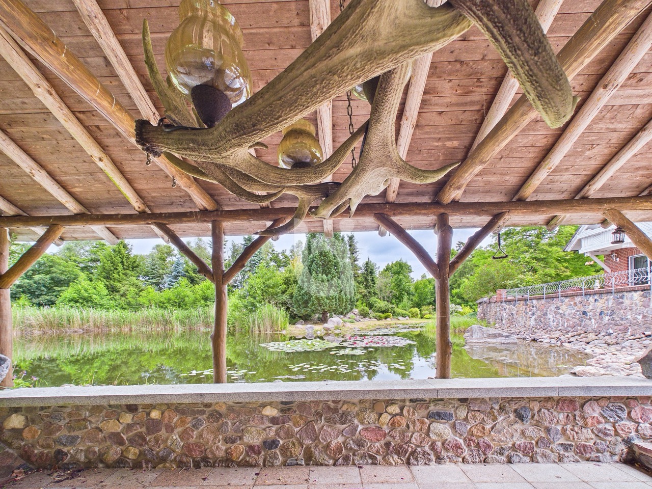 Naturkulisse Teich-Pavillon 1