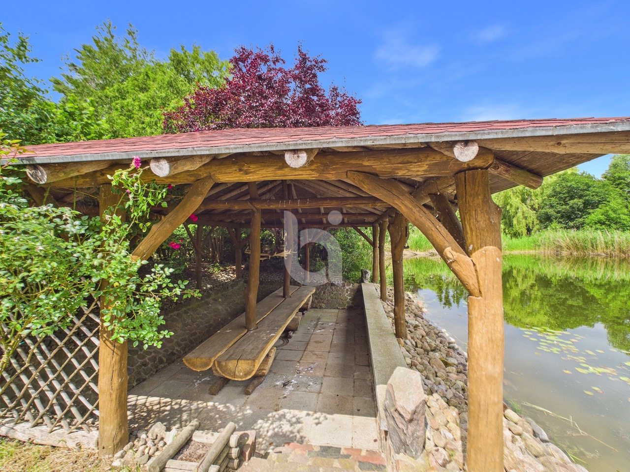 Naturkulisse Teich-Pavillon