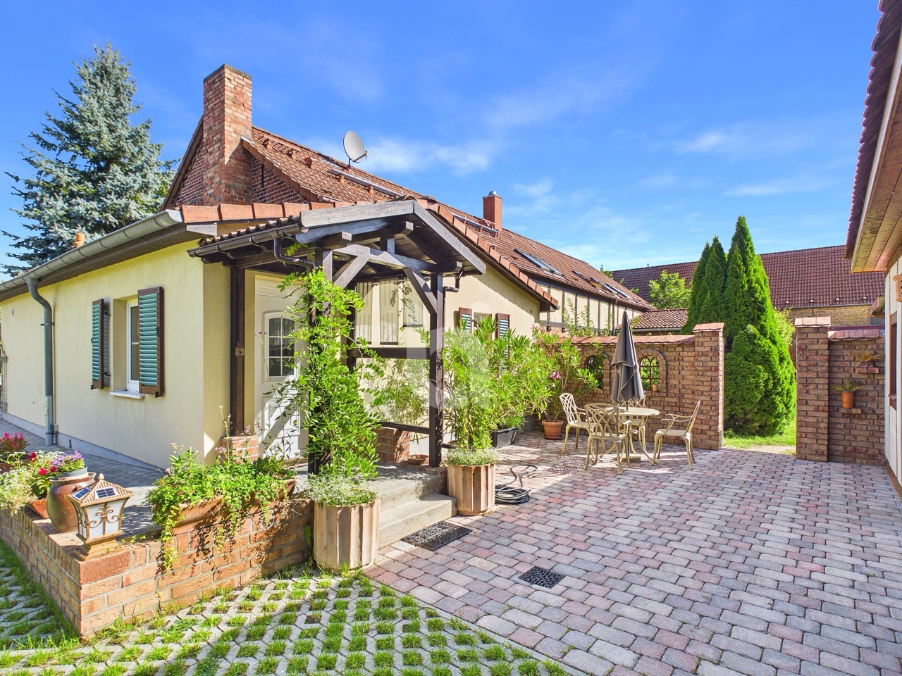 Grünareal - Hauseingang Nr.2